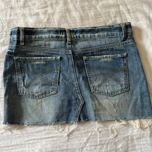 Vintage jeanskjol ❤️‍🔥 - Jättesnygg jeanskjol från Kikiriki ❤️‍🔥❤️‍🔥säljer pga den inte passar  Midjemått tvärs över 40cm & längd på kjolen 28cm 