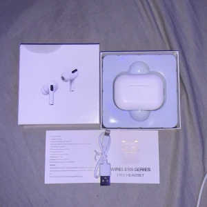 TWS Hörlurar - Nästan som dem riktiga bara att dessa är mer den andra versionen Helt nya är dem, har tagit på mig dem en gång och dem är helt rena.