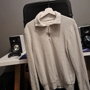 Halv zip - Tja säljer nu min halv zip då jag inte längre använder den har använt den en gång föra året. Tveka inte på att höra av dig om det är något du undrar 
