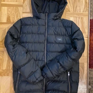 Dolce & Gabanna Dunjacka Man - Dolce & Gabanna Dunjacka som är perfekt för vintern. Storlek 46 men passar för någon som har storlek M