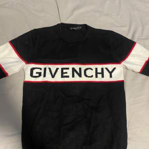 Givenchy tröja i bästa skick möjligt.  Storlek S/M passar lika bra till båda.  Pris: 300k