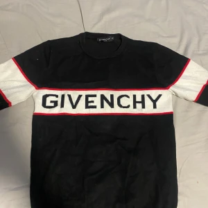 Givenchy tröja  - Givenchy tröja i bästa skick möjligt.  Storlek S/M passar lika bra till båda.  Pris: 300k
