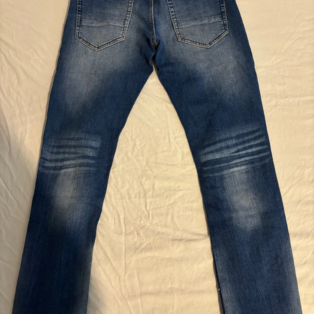 Blå skinnet jeans med hål. . Jeans & Byxor.