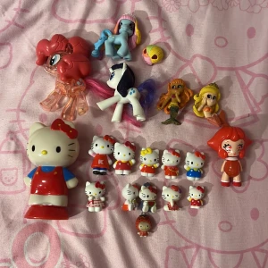 Leksaker  - Massa olika leksaker  Säljs tsm  Hello Kitty, My Little Pony, Giochi Preziosi HK, 2 sjöjungfrurna. Bild 4, trasig baksida Säljs tsm