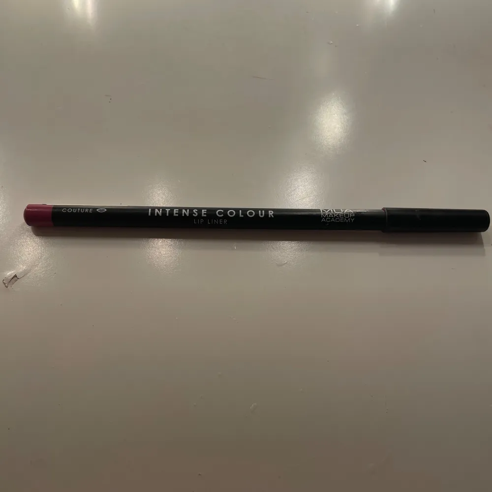 nästan oandvänd lip liner i färgen rosa💘 Jätte fin att ha på ex fest o annat, tror ej att den e waterproof💘. Skönhet.