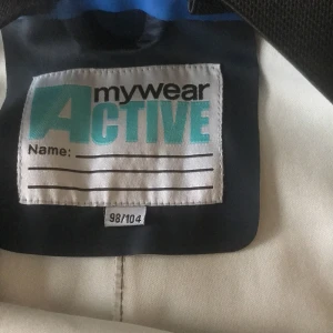 Svarta byxor från Mywear Active - Säljer ett par svarta byxor från Mywear Active. De har reflexdetaljer på benen vilket gör dem perfekta för utomhusaktiviteter i mörker. Byxorna har en elastisk midja för en bekväm passform.