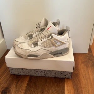 Jordan 4 oreo white  - Storlek 42  Okej skick ordentligt använda. Crease skydd ingår Äkta  Pris kan diskuteras😁
