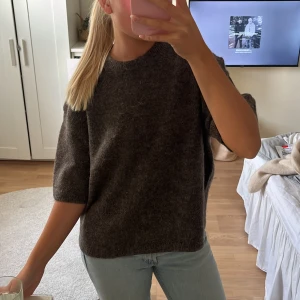 Stickad tshirt - Säljer denna stickade T-shirten från Gina! Använd 1 gång så i fint skick! 🥰 helt slutsåld! 