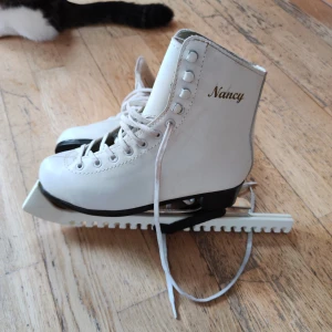 Skridskor strl 36 - Begagnade men i väldigt fint skick. Strl 36 damskridsko