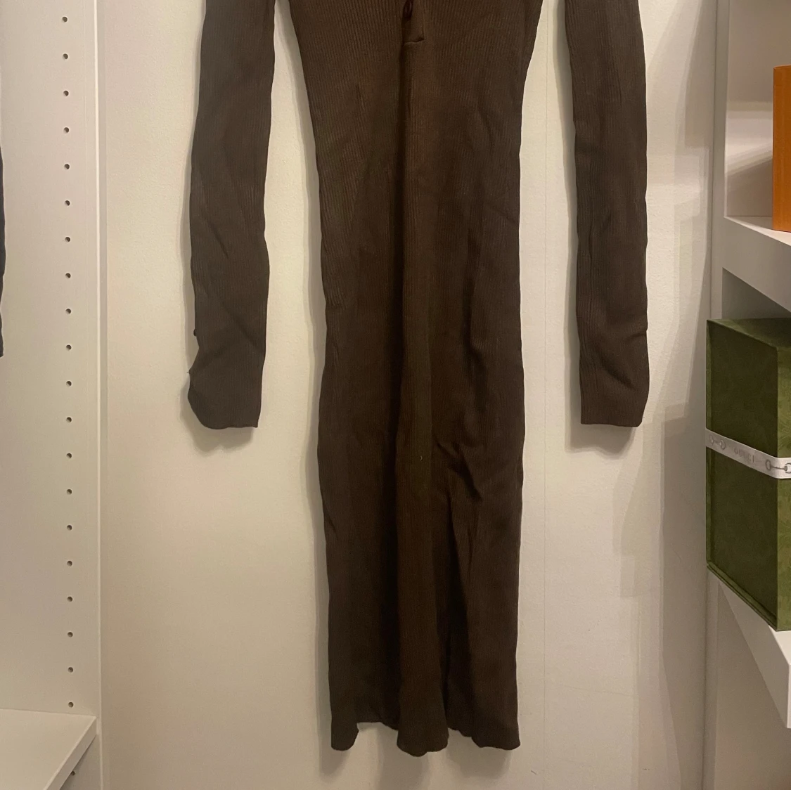 Brun stickad klänning - 90