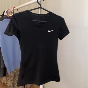 Träningströja - Säljer denna fina träningströja från Nike då den inte kommer till använding längre! Tröjan är i fint skick utan skador. Hör av er vid intresse eller ev frågor!💌☺️