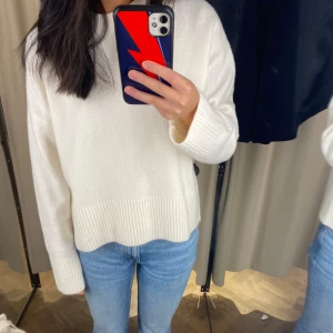 Other stories stickad - Jättefin vit stickad tröja från & other stories.🤍Är i fint skick och inte noppig.