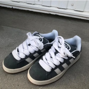 Adidas Campus 00 - Bilderna är från när skorna var nya, har haft dem tre veckor så de är lite använda nu. Ena skosnöret har rämsats upp vid kanten, men annars ganska bra skick (därav priset) Skickar bild hur de ser ut nu vid intresse. pris kan ändras vid snabb affär😍😍