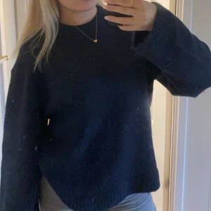 Stickad tröja - Säljer denna tröja från Gina FAST I SVART!!!🩷 Jättefin höst tröja, stickad och endast använd en gång 🥰 Den säljes för orginalpris då jag endast har provat den ! Crew neck knitted shirt 🌸TRYCK EJ KÖP NU🌸