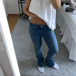 lågmidjade zara jeans blåa, köpt för längesen men är i jätte bra skick💞