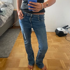 Utsvängda jeans - Supersnygga, liten fläck på bakfickan som knappt syns(sista bilden)