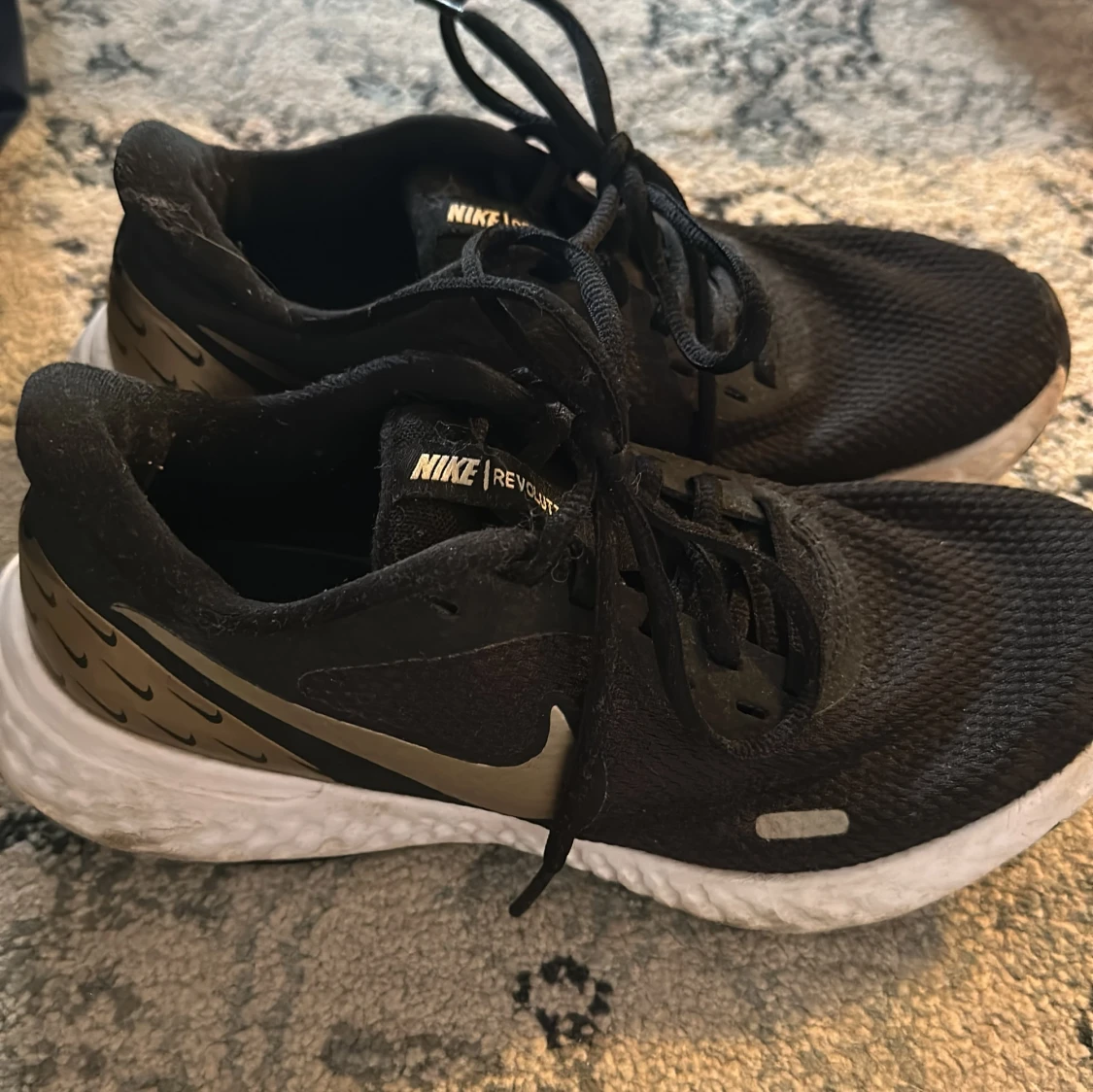 Svarta Nike Revolution sneakers - 90