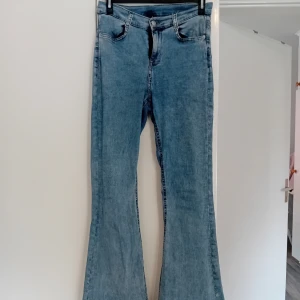 Ljusblåa jeans  - Ljusblåa bootcut jeans från bubbleroom Highwaist  Bra skick  Skriv om du har fler frågor☺️