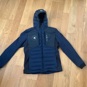 Sail Racing Cardigan  - Sail Racing dun cardigan i marinblå med svarta detaljer i storlek S. 