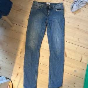 Acne studios jeans - Acne studios Jeans näst in till ny skick storlek 27 