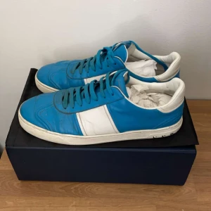 Valentino flycrews  - Säljer dessa feta flycrews i bra skick. Tar byten de bara o skriva.😁 Tveka inte o skriva vid fler frågor☺️