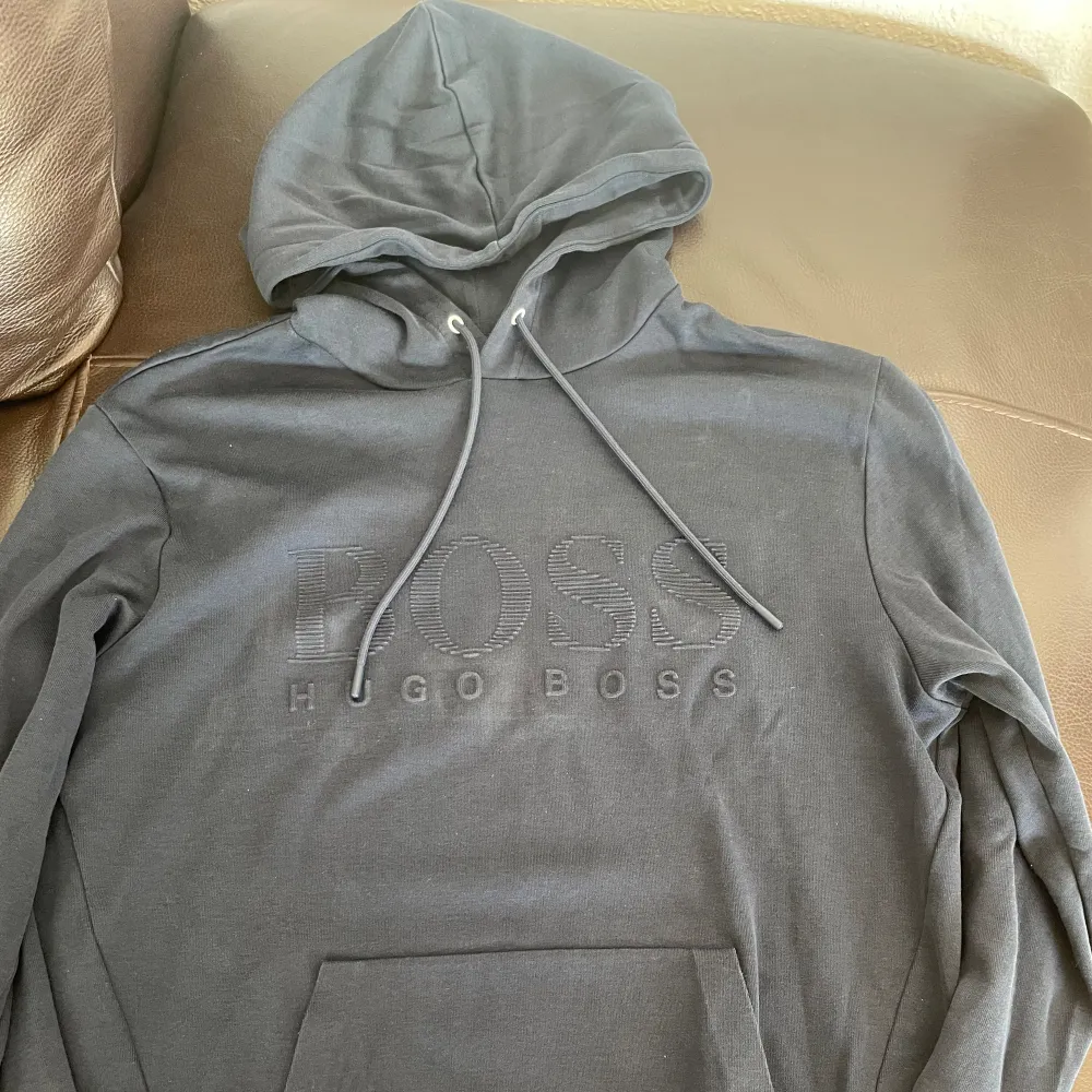 Hugo boss hoddie köpt för hela dressen för 288 cad= 3000kr säljer hoddien nu då den inte passar längre. PRIS KAN DISKUTERAS VID SNABB AFFÄR . Hoodies.