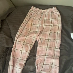 Rosa mjukisbyxor  - Säljer dessa gosiga rosa rutiga pyjamasbyxorna för att de är för små. De har en liten fläck på framsidan som syns på bild tre, hör av dig vid frågor eller för fler bilder. Pris kan diskuteras❤️
