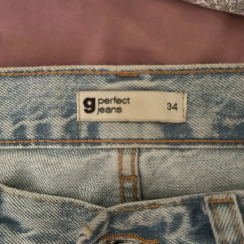 skitnajs ljusblå jeans från gina i storlek 34 i bra skick utan defekter, säljer endast pga att jag har ett till par likadana!! Köpta för 500. Jeans & Byxor.