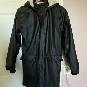 Fodrad regnjacka  - Säljer en fodrad regnjacka från Lager 157, storlek 150/160. Använd fåtal gånger
