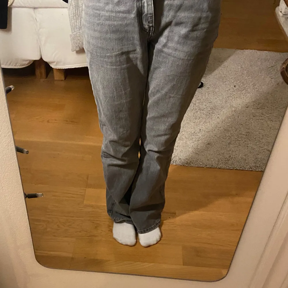 Gråa jeans från Gina tricot som inte används då jag råkade köpa fel storlek fortfarande i nyskick. Skriv gärna med frågor 🩷. Jeans & Byxor.