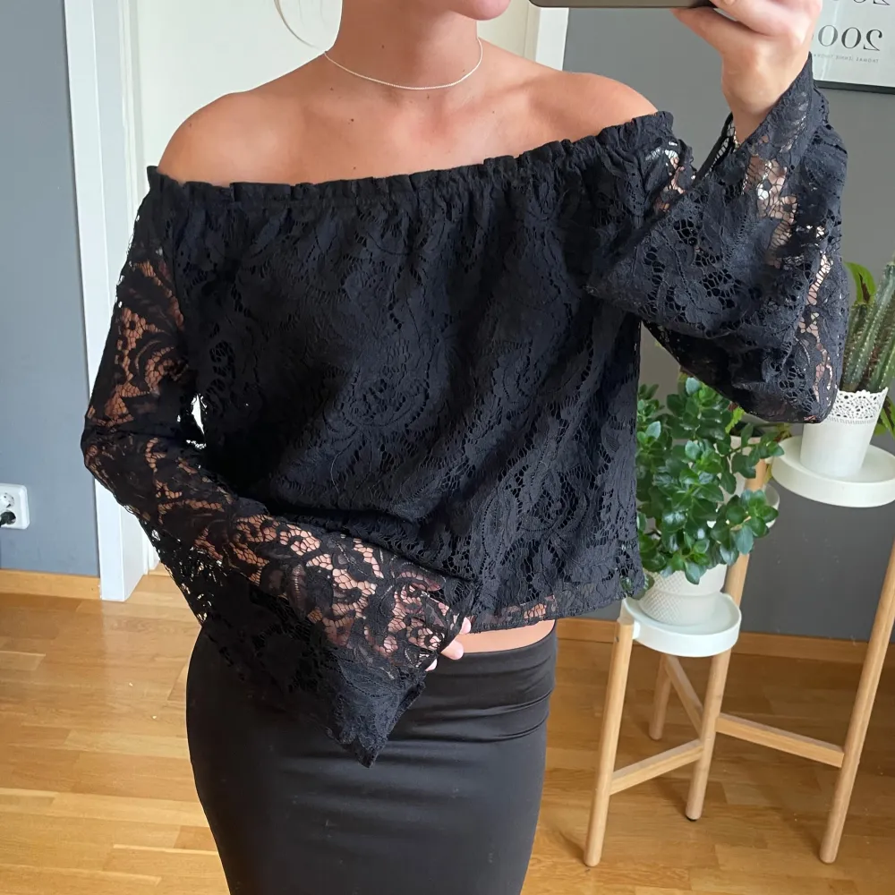 Svart Off shoulder spetstopp i storlek S, vida långa armar! 🤩Från h&m. Toppar.