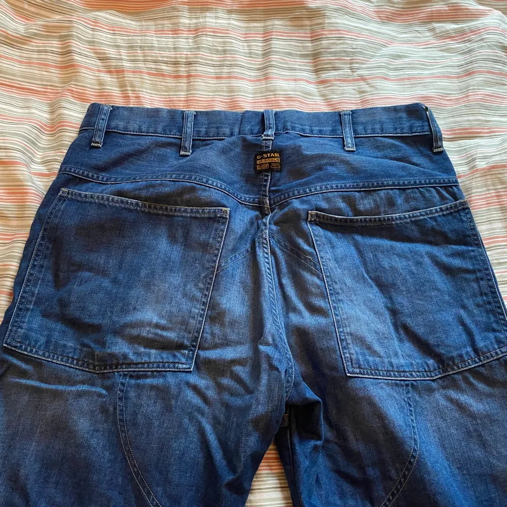 ett par avklippta shorts/jeans. Shorts.