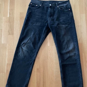 Weekday Jeans - Säljer jeans från Weekday i modellen Space, strl 31/30.  Dem är svarta men har en jättesnygg wash på framsidan.   Tveka inte på att höra av dig vid frågor!