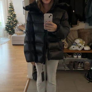 Massimo dutti jacka  - Säljer min Massimo dutti jacka som är i ett jättebra skick och använt ett fåtal gånger pågrund av att den är för stor för just mig. skriv för fler bilder.😊