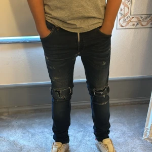 Mörkblåa jeans med dödskallemotiv från Philipp Plein - Säljer ett par mörk blåa jeans från Philipp Plein med coolt dödskallemotiv på bakfickan. Jeansen har en snygg straight cut och är i bra skick. 