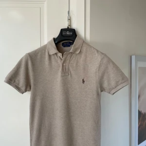 Ralph Lauren piké  - Snygg Ralph Lauren piké har används endast 1 gång superbra skick 10/10 köpt helt ny för 2 veckor sen för 1499kr. Passform slim fit. Tveka inte på att höra ev er kring frågor😉