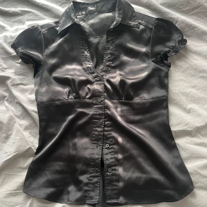 Figursydd skjorta  - Jätte snygg kortärmad figursydd skjorta i siden, i fint skick! 