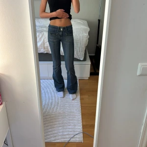 Nelly jeans  - Säljer pga att jag inte gillar de längre. Jeansen är i helt nyskick, inga defekter eller något sånt. Tror inte att de finns att köpa längre. Är 167 cm lång och passar perfekt i längden men skulle säga att de passar från 160-167🫶🏻 Ordinarie pris 700kr🙌🏼