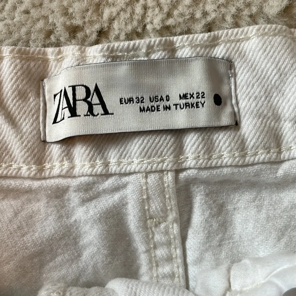 Vita jeans shorts från Zara. Dom är midrise. Strl xs-s. . Shorts.