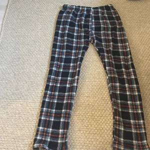 Pyjamasbyxor  - Säljer ett par pyjamas byxor i bra skick, byxorna är i filt material. Ny pris är ca 250