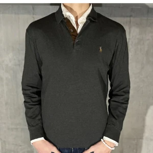 Ralph lauren rugbyshirt - Säljer en Ralph lauren tröja som är i ett väldigt bra skick. Ny pris ligger mellan 1700-2000 ,väldigt snygg och bra nu till hösten. Skriv vid minsta funderingar