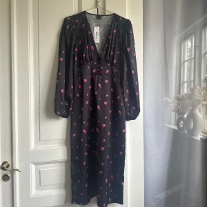 Klänning  - Oanvänd klänning i storlek 36, från Gina Tricot. 