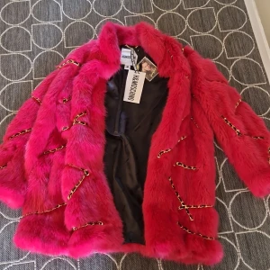 Päls jacka - Strl mefium helt ny.Lila i färgen