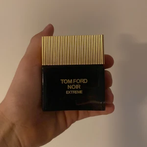 Tom Ford Noir Extreme Parfym - Säljer en elegant och lyxig parfym från Tom Ford, Noir Extreme. Flaskan är svart med en stilren guldig kork och har en exklusiv känsla. Perfekt för speciella tillfällen. Ca 25Ml kvar i flaskan. Noter på sista bilden