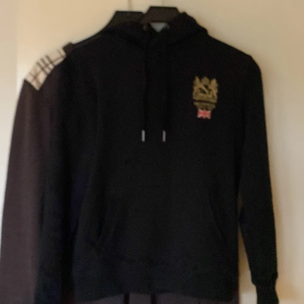 Säljer en Morris hoodie skick 10/10 helt ny knappt använd ny pris (1599kr) mitt pris 700 den ser lite blöt ut kom precis ut ur tvätten. Hoodies.