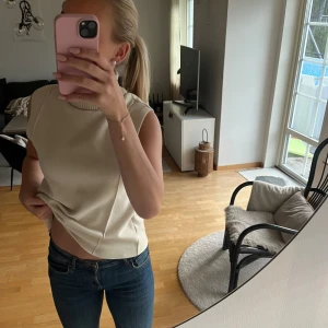 Väst - Säljer denna fina väst från zara som är så fin och skön, nästan aldrig använd💕
