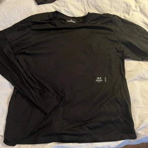 Stone Island Långärmad T-shirt - Säljer en fin stone island långärmad t-shirt i färgen svart, storlek XL,  Den är köpt i en Stone island butik i Milano. kvitto medföljer ej.