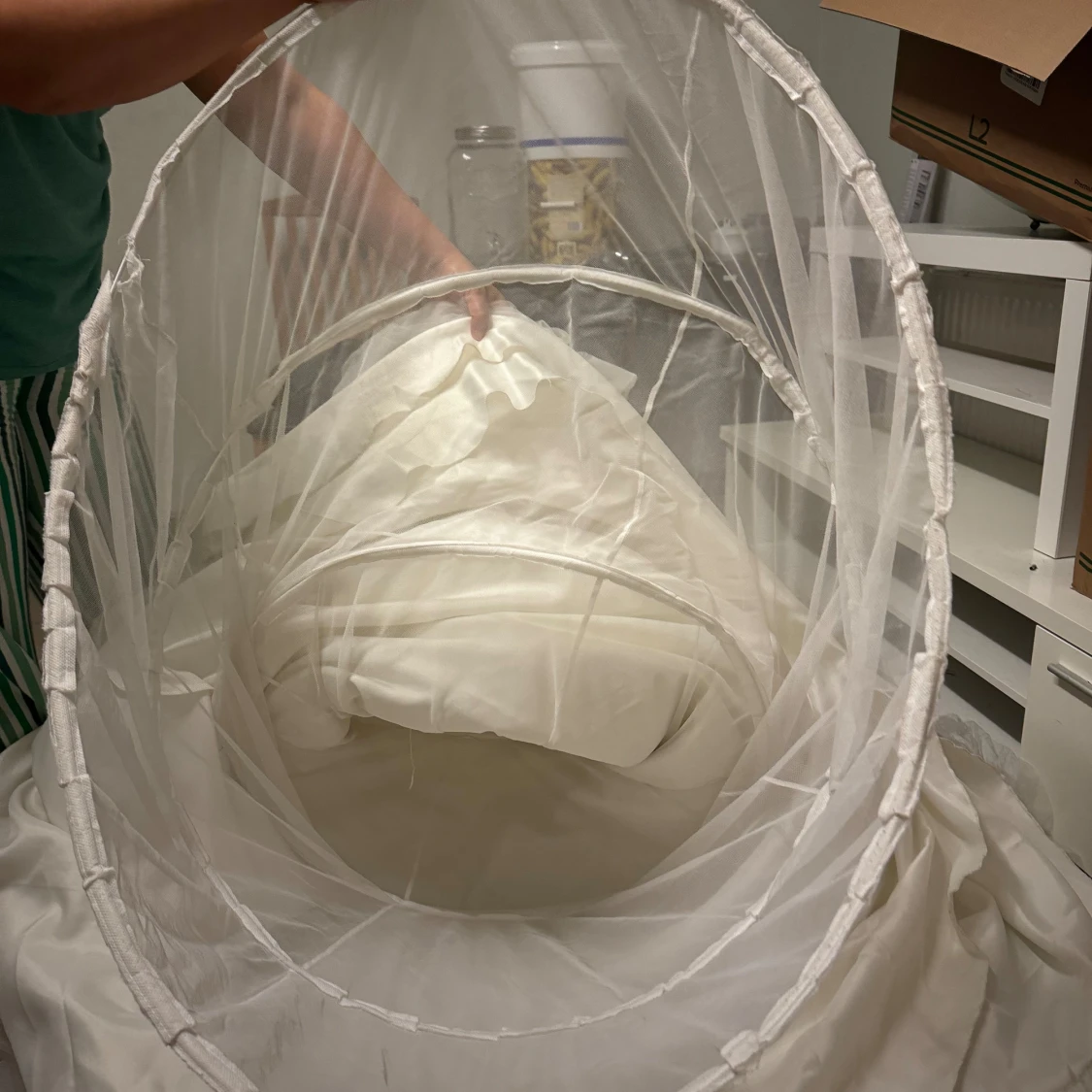 Vit bröllopsklänning med spetsdetaljer - 91