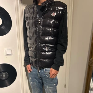 Moncler gui väst  - Säljer den här fina moncler gui väst, västen är helt ny och har kvitto på det!,är i storlek 2/s skriv vid frågor🍾🥂🍻👌🤙