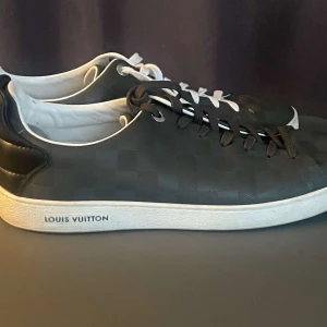 Louise Vuitton skor  - Ett par schysst Lv skor i storlek 44  Skulle säga att skicket är 9/10 då det har vart använda innan men ser nya ut tyvärr följer bara skorna med då jag inte har varken box elr kvitto kvar samt Dustbag.